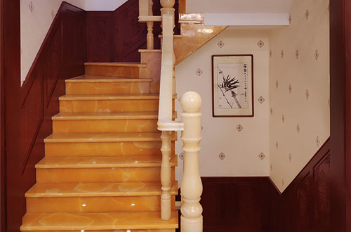 雷山中式别墅室内汉白玉石楼梯的定制安装装饰效果
